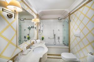 A bathroom at Villa Franceschi Hotel & Resort