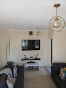 TV a/nebo společenská místnost v ubytování Optimal Home in Nyeri