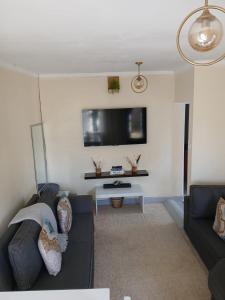TV a/nebo společenská místnost v ubytování Optimal Home in Nyeri