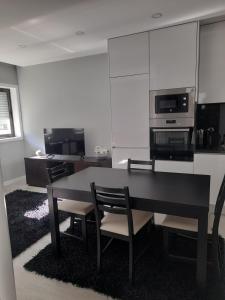 a kitchen with a table and chairs and a microwave at Amorosa Apart in Amorosa