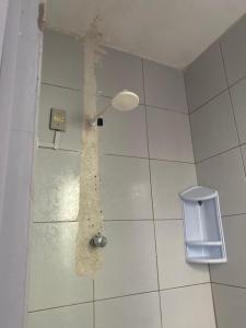 a tiled bathroom with a broken wall and a trash can at FLAT ZONA NORTE NATAL PRÓX PRAIA GENIPABU ou shopping partage in Natal
