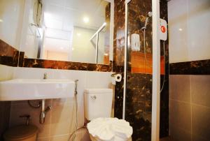 ein Bad mit einem WC, einem Waschbecken und einer Dusche in der Unterkunft Family Hotel in Khon Kaen
