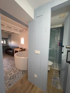 a bathroom with a bath tub and a toilet at Viura - Harbor's Light in Villajoyosa