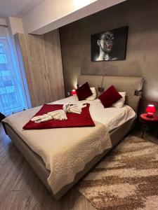 布拉索夫Alezi Residence的一间卧室,配有一张床,上面有女人