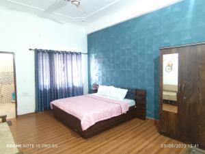 Postel nebo postele na pokoji v ubytování Ghughuti Homestay