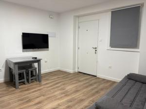 サンルーカル・デ・バラメダにあるApartamento Castilloのリビングルーム(テーブル、薄型テレビ付)