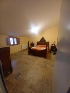 A bed or beds in a room at Hostal Rural Mas Blanc Még 37 kép