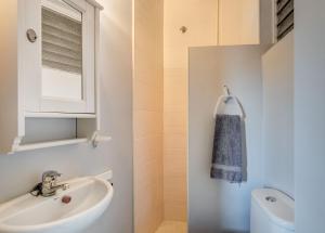 un baño con lavabo e inodoro en Neptuno 1 Simple Apartment in Port de Soller, en Sóller 17 fotos más
