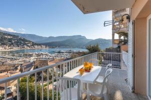 balcón con mesa y sillas y vistas al puerto en Neptuno 1 Simple Apartment in Port de Soller, en Sóller