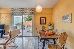 Una sala de estar con mesa y sillas y un comedor. en Neptuno 1 Simple Apartment in Port de Soller, en Sóller
