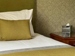 Postel nebo postele na pokoji v ubytování Laichmoray Hotel
