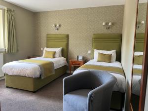 Postel nebo postele na pokoji v ubytování Laichmoray Hotel