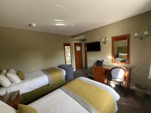 Postel nebo postele na pokoji v ubytování Laichmoray Hotel