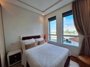 Ένα ή περισσότερα κρεβάτια σε δωμάτιο στο Séjour Malabata chic, Vue mer, Wifi, parking free, TGV