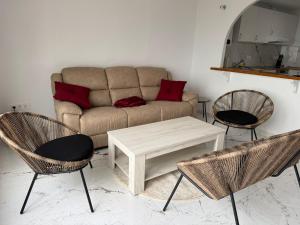 a living room with a couch and two chairs at Apartamento Buena Vista in Mojácar