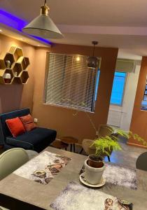 a living room with a table with a plant on it at Le DODU in Saint-Denis