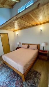 Pine Edge by T2R - Luxury Duplex Apartment Private Parking & Stunning Views in Khaira Gali near to Nathia Gali & Muree客房内的一张或多张床位