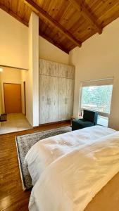 Pine Edge by T2R - Luxury Duplex Apartment Private Parking & Stunning Views in Khaira Gali near to Nathia Gali & Muree客房内的一张或多张床位
