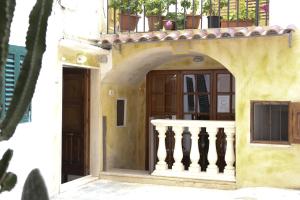 an entrance to a building with a balcony and a door at Corte Micetti 2- Centro storico in Gallipoli +49 photos