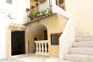 an entrance to a building with stairs and a balcony at Corte Micetti 1- Centro storico in Gallipoli