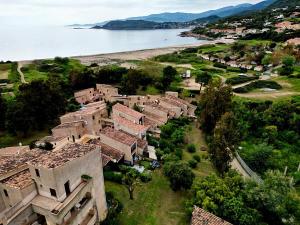 - une vue aérienne sur un village au bord de l'eau dans l'établissement Studio Corse avec acces direct à la plage La Liscia, à Calcatoggio