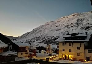 Vista generica sulle montagne o vista sulle montagne dall'interno dell'hotel