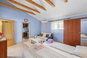 une chambre avec deux lits et un salon dans l'établissement Casa Jelena with Shared Pool, à Kaštelir 27 autres photos