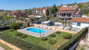 une villa avec piscine et une maison dans l'établissement Casa Jelena with Shared Pool, à Kaštelir