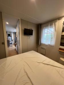 Posteľ alebo postele v izbe v ubytovaní Camping Del Mar 10, Mobil home Petit Paradis, 6 personnes, Bord de mer, Camping Del Mar Village