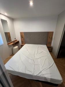 Posteľ alebo postele v izbe v ubytovaní Camping Del Mar 10, Mobil home Petit Paradis, 6 personnes, Bord de mer, Camping Del Mar Village