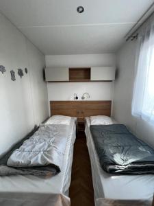 Posteľ alebo postele v izbe v ubytovaní Camping Del Mar 10, Mobil home Petit Paradis, 6 personnes, Bord de mer, Camping Del Mar Village