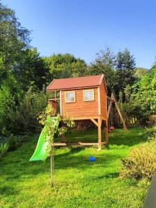 a tiny house in a yard with a tree at Czaple znad popradu in Piwniczna-Zdrój +4 photos