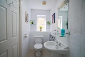 Koupelna v ubytování Spacious 5 Bedrooms Sleeps 9 3 Bath and Parking Ideal for Contractors