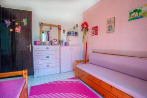 Rúm í herbergi á Possidi Pool Nest by Booking Kottas