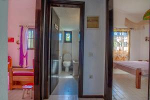 Rúm í herbergi á Possidi Pool Nest by Booking Kottas