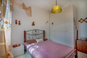 Rúm í herbergi á Possidi Pool Nest by Booking Kottas