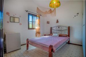 Rúm í herbergi á Possidi Pool Nest by Booking Kottas