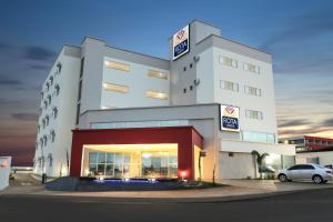Un hotel con un coche aparcado delante. en Rota Hoteis Itumbiara, en Itumbiara