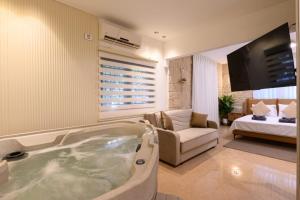 TV a/nebo společenská místnost v ubytování גג החלומות - 4 סוויטות מהממות עם ג'קוזי ספא פרטי בתל אביב + 24 fotografií