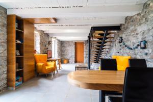 Area soggiorno di GuestReady – Rustic Charm in Peaceful Madeira