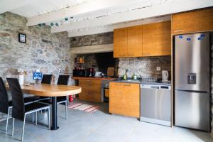 Cucina o angolo cottura di GuestReady – Rustic Charm in Peaceful Madeira