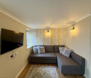 TV a/nebo společenská místnost v ubytování Airlie Arms Hotel