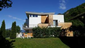 a house sitting on top of a lush green field at B&B Mele d'Oro in Bolzano