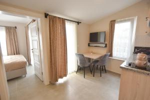 A television and/or entertainment centre at Beyaz Melek Apart Hotel