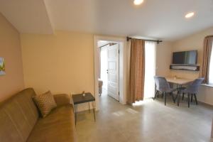 A television and/or entertainment centre at Beyaz Melek Apart Hotel