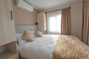 A bed or beds in a room at Beyaz Melek Apart Hotel