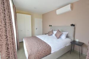 A bed or beds in a room at Beyaz Melek Apart Hotel