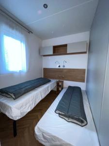 Posteľ alebo postele v izbe v ubytovaní Camping Del Mar 10, Mobil home Petit Paradis, 6 personnes, Bord de mer, Camping Del Mar Village
