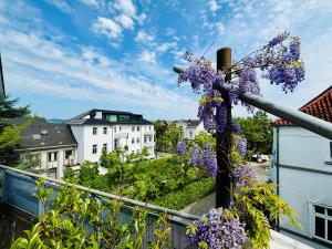 a wreath of purple flowers on a pole on a balcony at Pension Am Sültebrunnen in Bad Oeynhausen