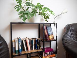 Knihovna v hostelu